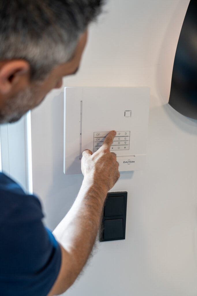 Heller, renovierter Raum mit Steckdosen und eingebauter Verteilertür in der Wand