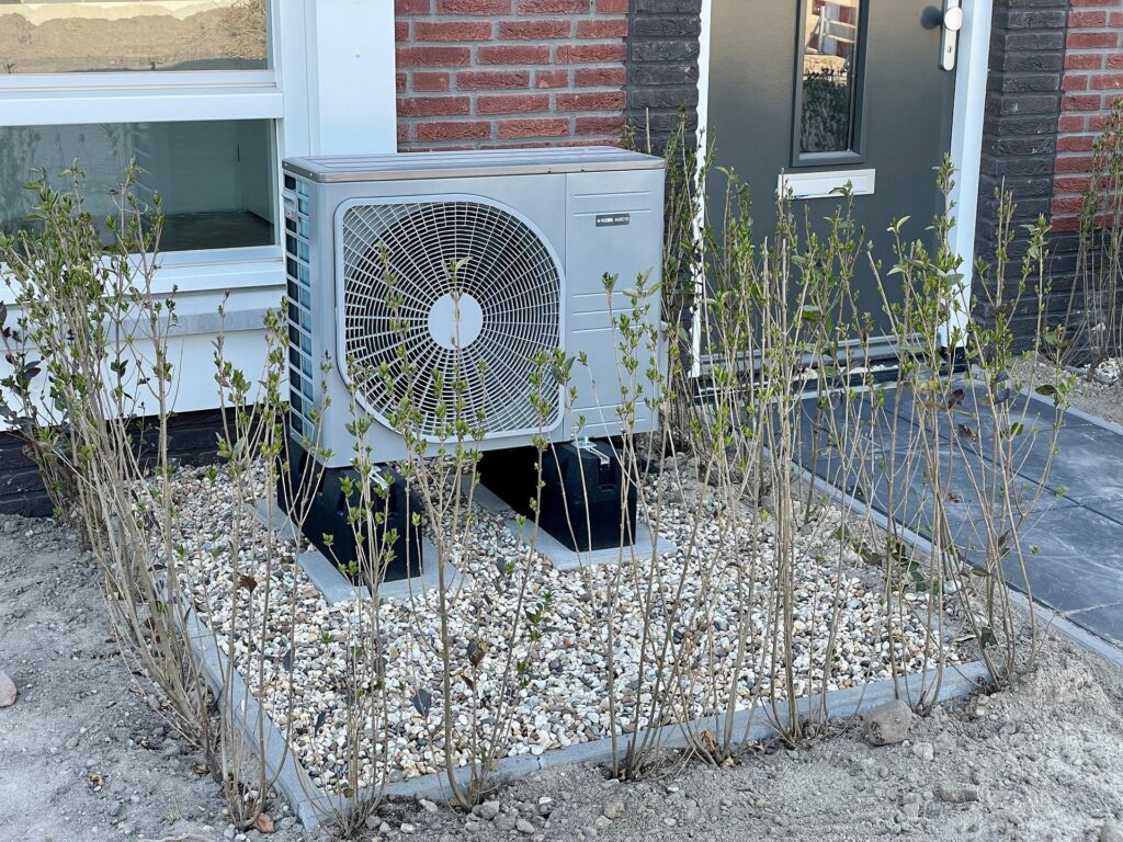 Außen an einer Klinkerfassade verlegte Leitung mit Anschlussdose unter dem Dachüberstand